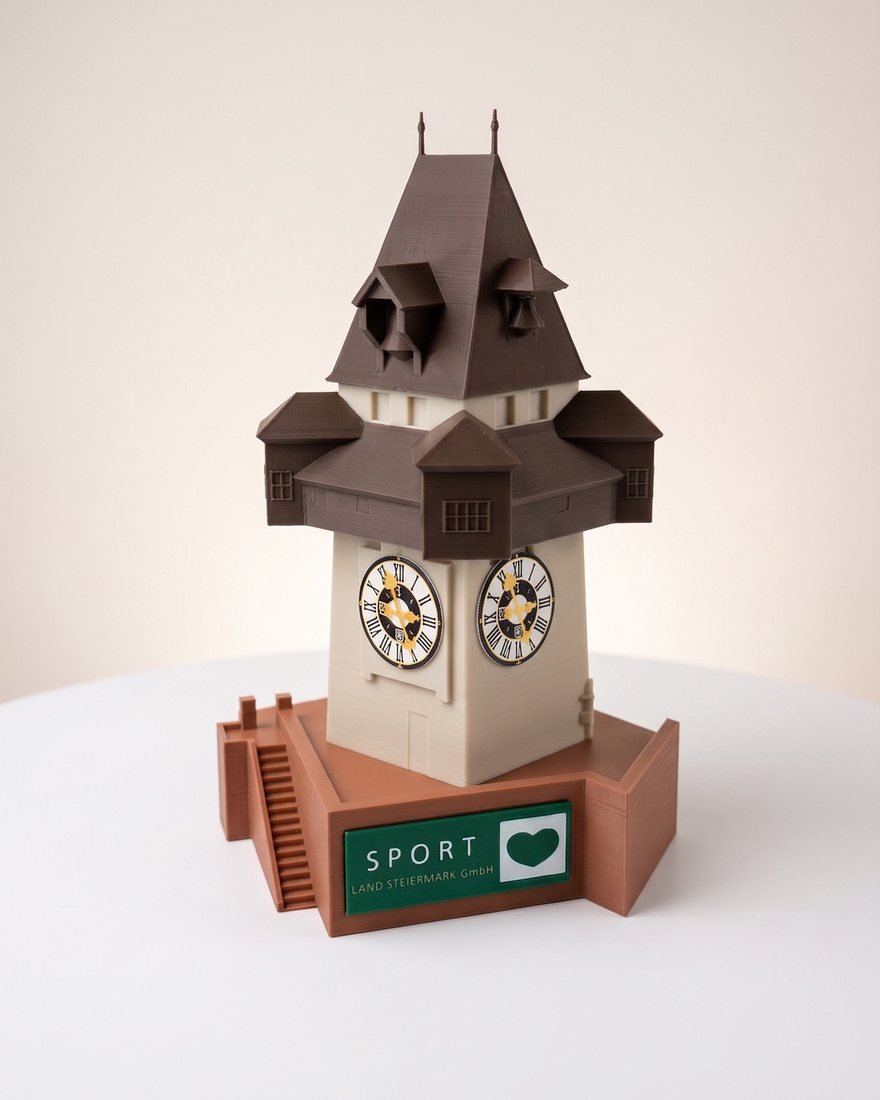Gedruckter Grazer Uhrturm mit Logo-Plakette im Sockel